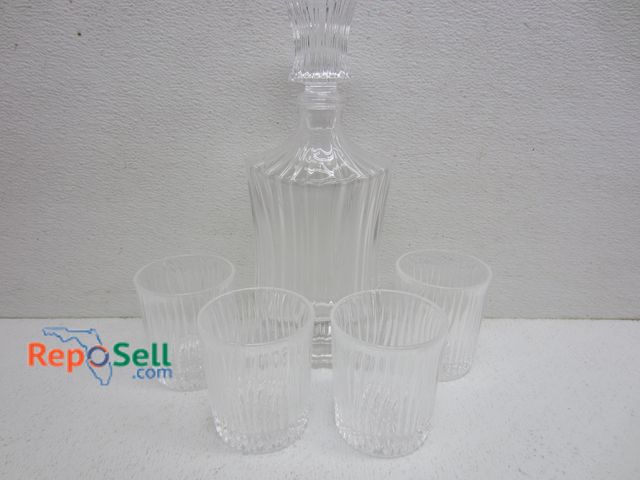 Lot 31-7588 - (4) Etched Glasses &amp; (1) Fir &amp; Floyd Decanter