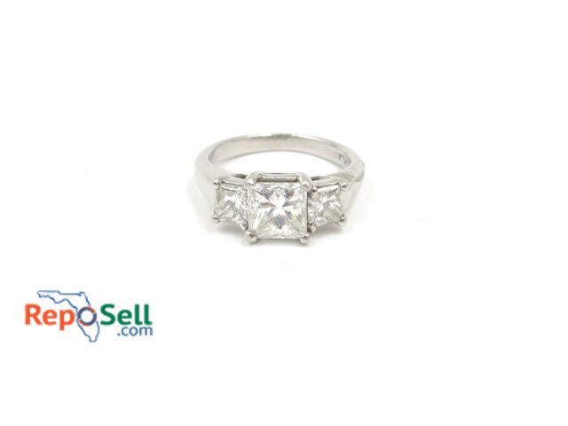 Lot 31-4007 - 2.28ctw Ladies Platinum Diamond Engagement Ring Size 5.5 with GIA Lab Report for Center Stone. Insur...