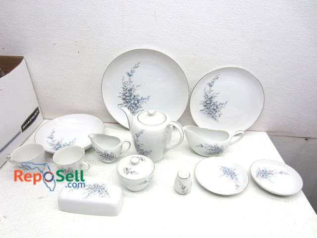 Lot 31-5100 - Lot of Japanese China - Townhouse Laurels