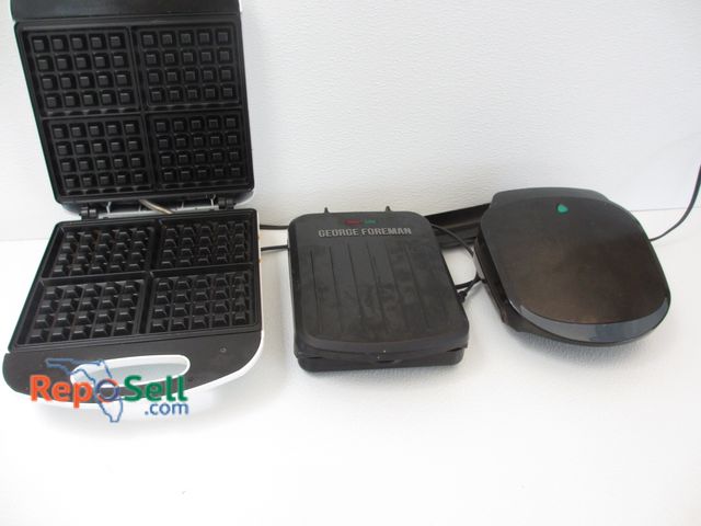 Lot 31-1318 - (2) Electric Grills &amp; Waffle Maker -All Power On