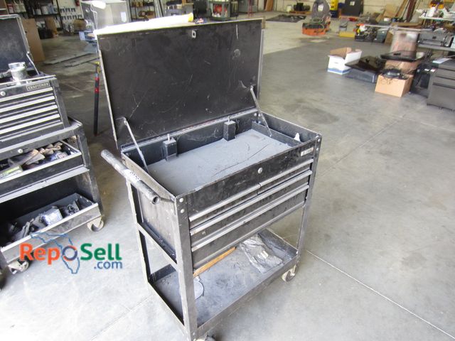 Lot 31-8078 - US General Rolling Tool box: no keys