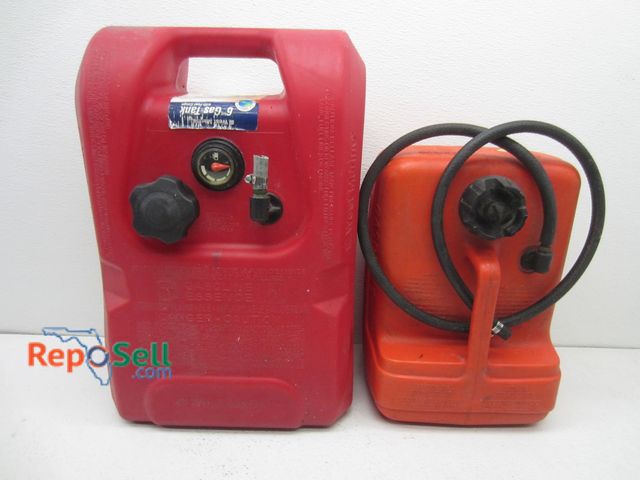 Lot 31-6344 - (2) Fuel Tanks For Boats: 3 Gallon And 6 Gallon