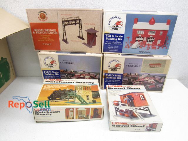 Lot 31-8196 - Box of Assorted Lionel/Plasticville Buildings - Check for Completeness