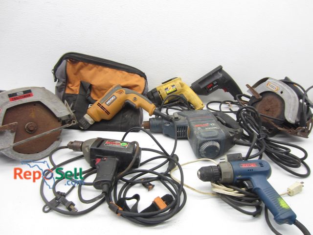 Lot 31-8606 - Tool Lot: (2) Circular Saws, (5) Drills, (1) Hammer Drill - All Power On