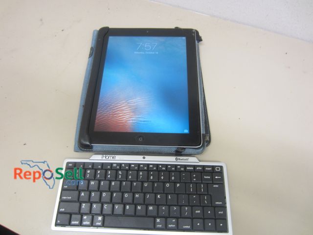 Lot 31-2126 - iPad 16GB #A395 (powers on) and Bluetooth Keyboard