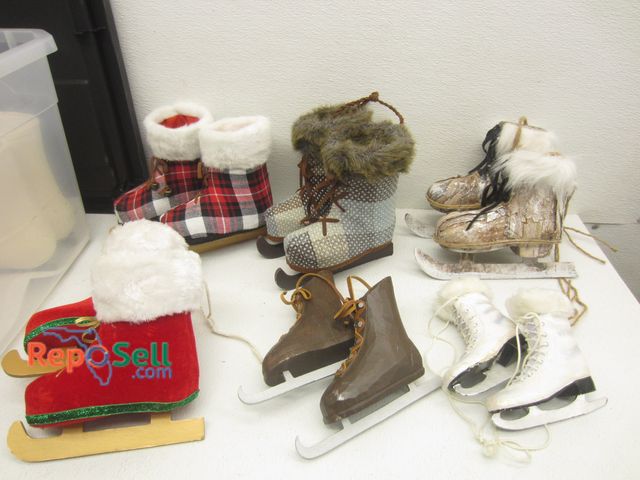 Lot 31-9082 - (12) Pairs Decorative Skates Christmas Decor With Tote