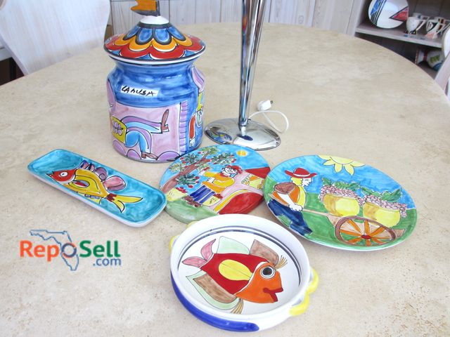 Lot 31-1489 - Collectable Decor: (5) Made In Italy, Lamp, Lamusa etc