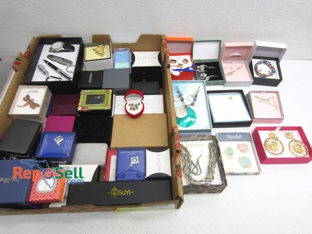 Lot 31-9291 - Large Lot of New Boxed Jewelry
