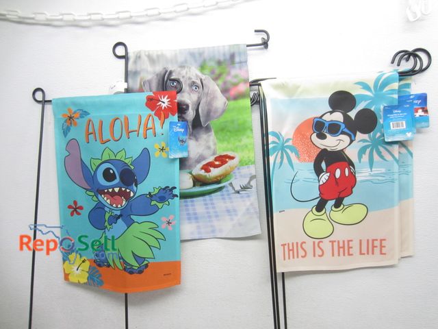 Lot 31-9126 - 5 New with tags Garden Flags with Stands