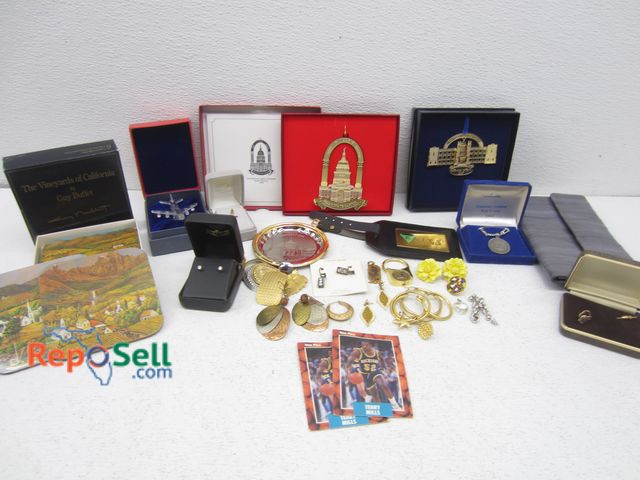 Lot 31-5255 - Estate Lot: Costume Jewelry, Ornaments, etc