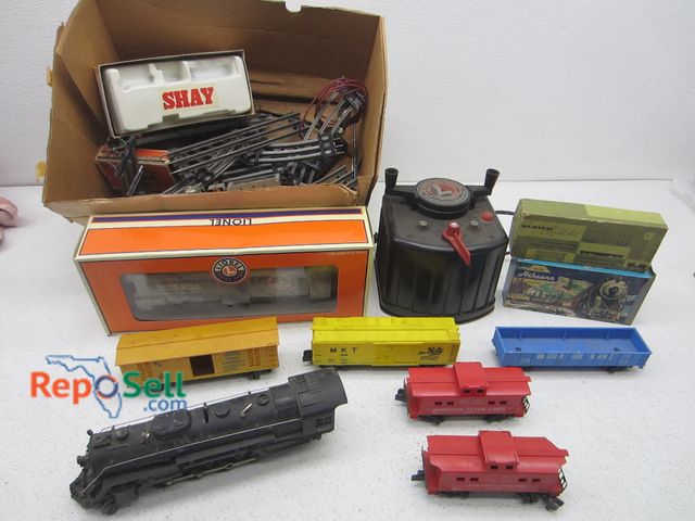 Lot 31-2290 - Transformer, Track, Engine and other Lionel Train Cars &amp; Accessories
