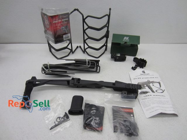 Lot 31-1361 - Gun accessories: flashlight, stabilizer kit for Glock, etc.