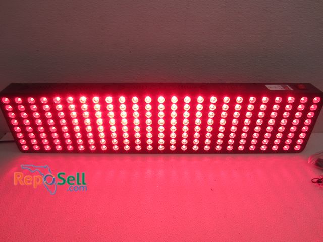 Lot 31-6496 - 1000W Red Light Therapy Kit, Exesas Brand, 35"L - Powers On