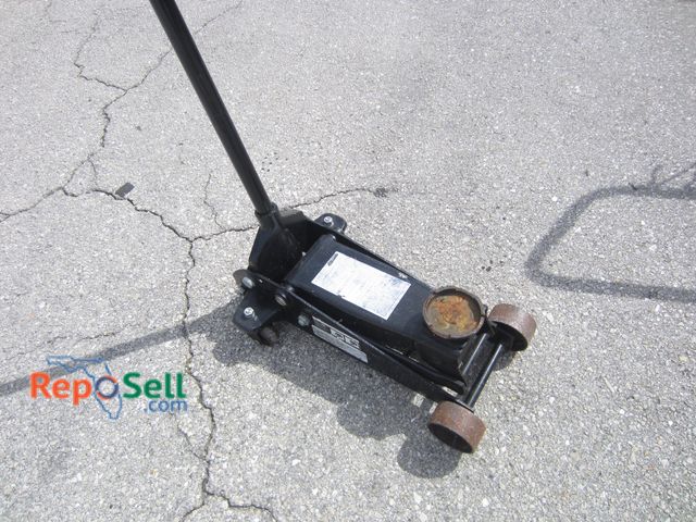 Lot 31-5506 - Floor Jack - Lifts/Lowers