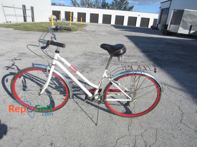 Lot 31-2136 - Vintage Schwinn Admiral 5 Speed Bicycle