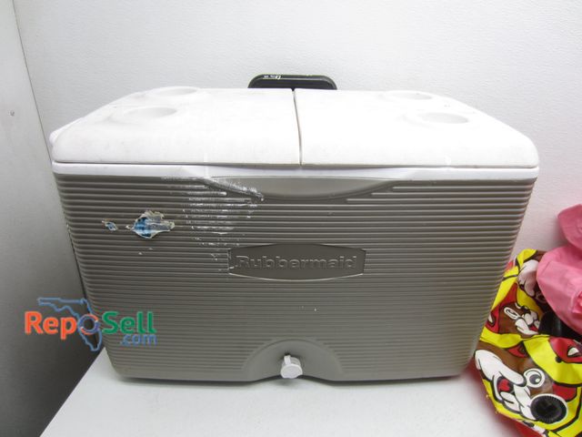 Lot 31-5302 - Rubbermaid Cooler w/(2) Pool Floats - Buc-ees Tube &amp; Flamingo Kids Float