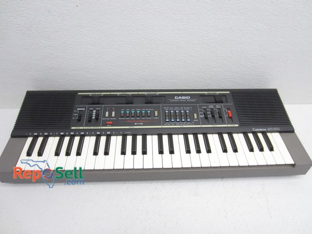 Lot 31-6512 - Casio Casiotone MT-210 Keyboard &amp; Carrying Case, Powered On, Needs Power Cord