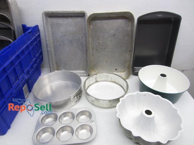 Lot 31-4159 - Lot Of Baking And Cooking Dishes