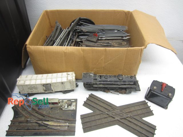 Lot 31-6121 - Large Lot of Train Tracks &amp; (1) Engine - Tote Included