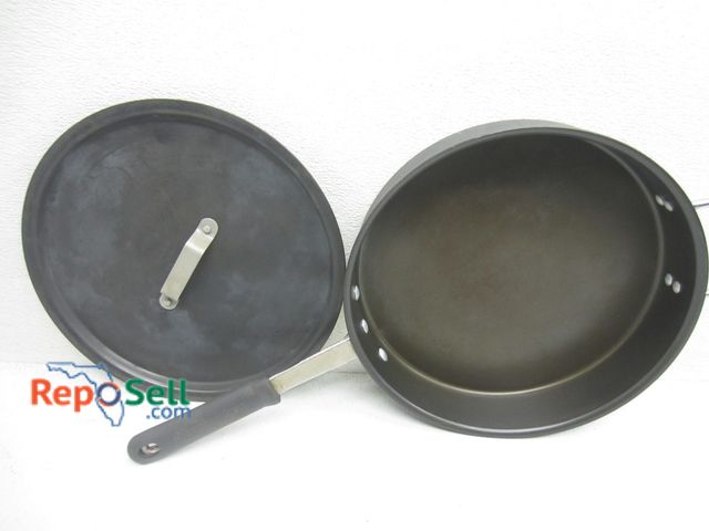 Lot 31-6047 - Calphalon 5qt Pan With Lid