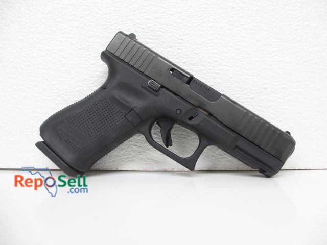 Lot 31-9196 - New in Box Glock G19 Gen 5 9mm Pistol with (3) 15 rnd Mags, Hard Case, 4" Barrel
