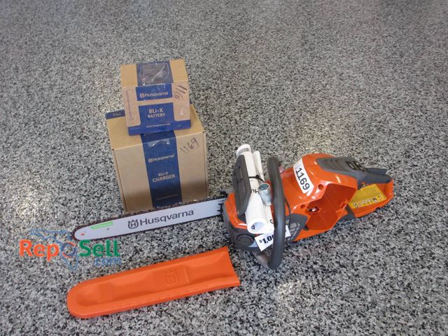 Lot 31-1169 - New Husqvarna 542i XP electric chainsaw featuring an included BLi-X battery and charger. This chains...