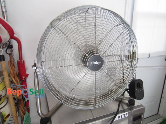 Lot 31-9213 - Haier stainless steel floor fan Powers on