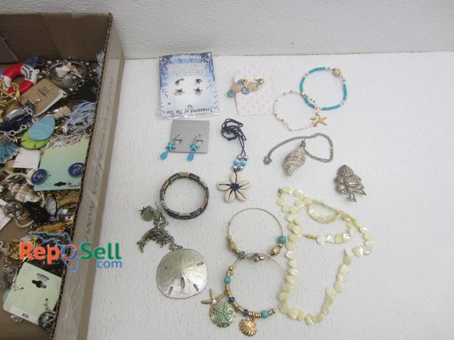 Lot 31-8376 - Lot Of Beach, Nautical And Tropical Themed Jewelry