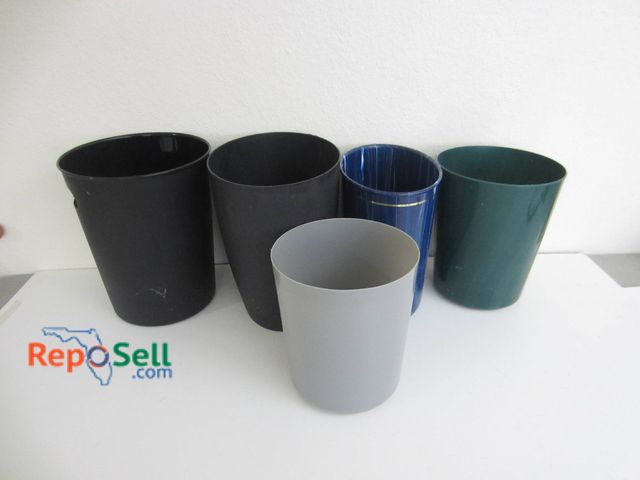 Lot 31-8661 - Five Assorted Plastic Wastebaskets, Various Sizes And Colors