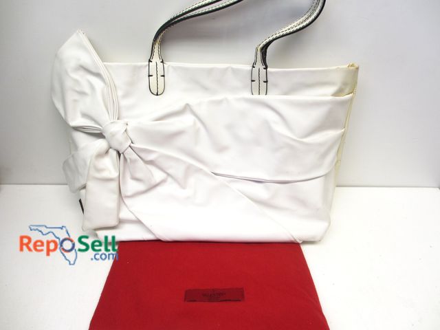 Lot 31-3024 - White Valentino Purse with Cover - No COA