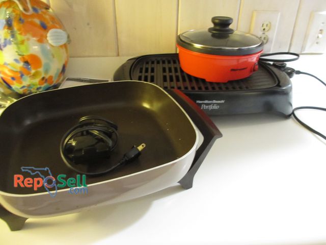 Lot 31-1171 - Hamilton Beach Portfolio, Elite Gourmet And West Bend Electric Skillet Missing Lid