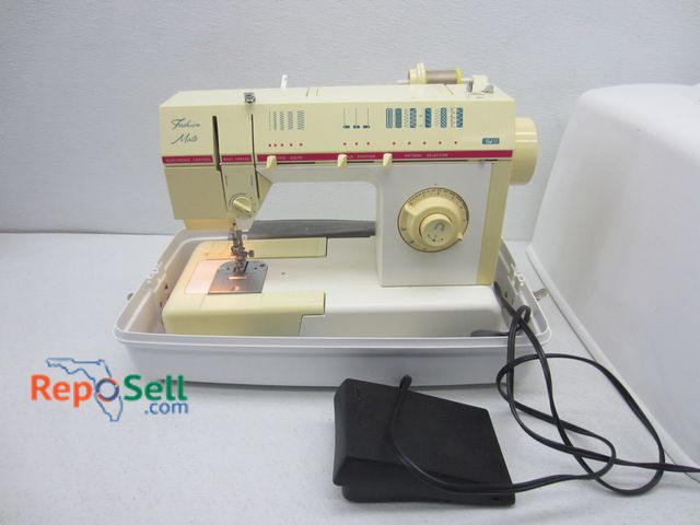 Lot 31-6486 - Singer Sewing Machine Fashion Mate - Power On