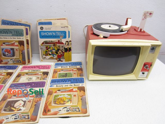 Lot 31-5314 - GE Show n Tell Phono Viewer (powers on) and Approx (34) Programs