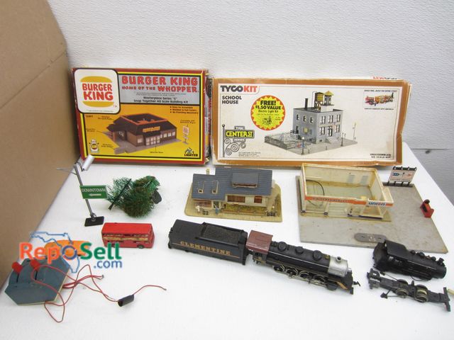Lot 31-4072 - Lot Of Vintage Trian Cars, Buildings And Landscapes
