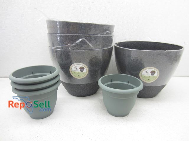 Lot 31-9054 - (8) New planter pots, various sizes