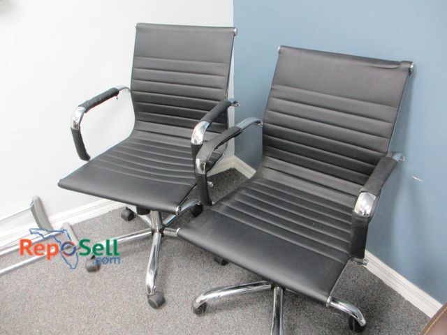 Lot 31-8182 - (2) Matching Black Rolling Office Chairs