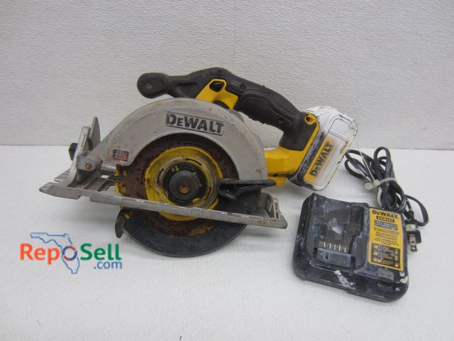 Lot 31-6436 - Dewalt 20V Circular Saw with 4AH Battery and Charger - Powers On