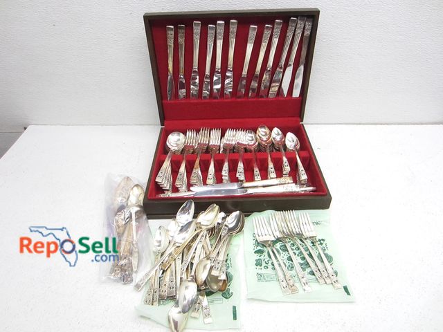 Lot 31-2175 - Community Coronation Silver Plate Flatware Set, (144) pcs - Knives Stainless Blades