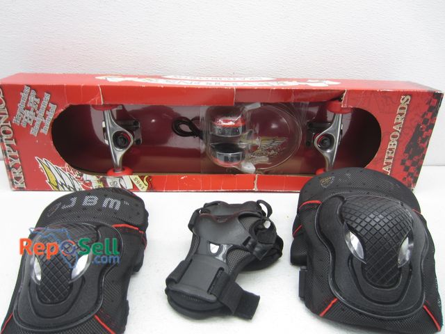 Lot 31-6315 - Skateboard &amp; Accessories: Knee Pads, Elbow Pads, etc.