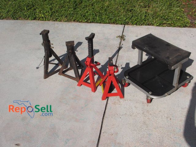 Lot 31-8591 - 4 Adjustable Jack Stands And Rolling Mechanic Creeper