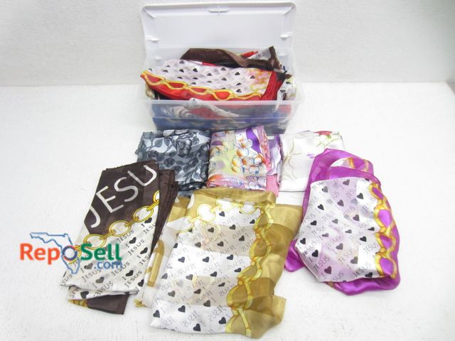 Lot 31-9482 - Lot of large new scarves