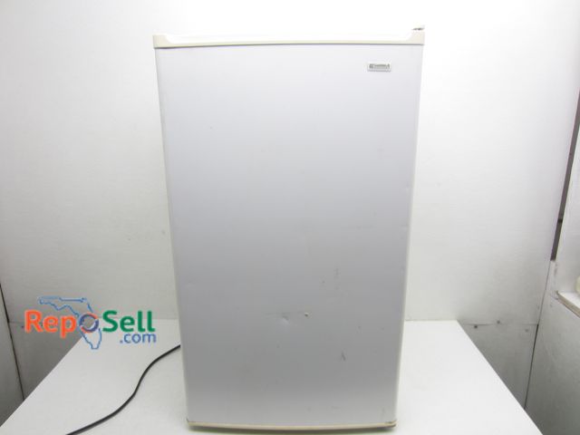 Lot 31-5537 - Kenmore Mini Fridge 19x32.5x19.5", #564.97362690 - Powers On/Fridge 39 Degrees/Freezer 2