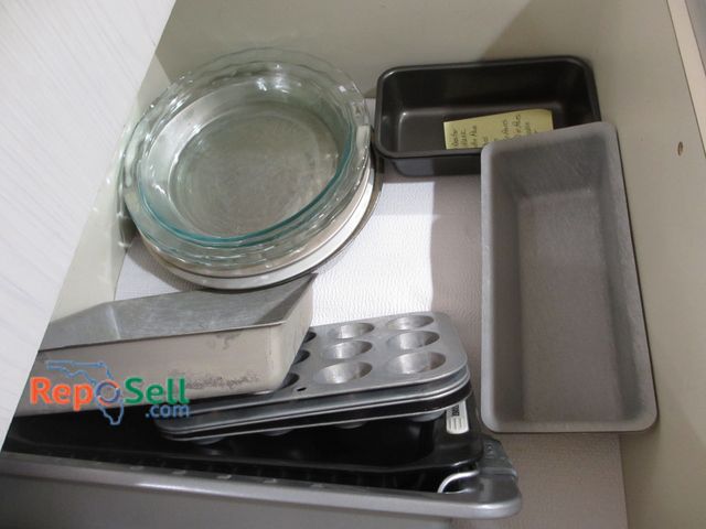 Lot 31-1173 - Contents Of Drawer: Pie Pans, Bread Pans, Baking Pans etc