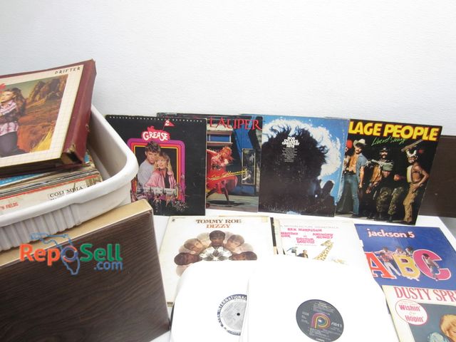 Lot 31-1107 - Large Lot Of Vintage Vinyl Records With Tote: Elvis, Gene Autrey, Jackson 5, Dusty Springfield etc