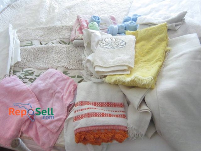 Lot 31-9132 - Towels, Rugs, Linens, Bath Items In Various Colors And Fabrics.