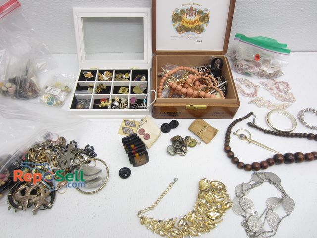 Lot 31-1395 - Lot of Costume Jewelry, Pins, Buttons, etc.