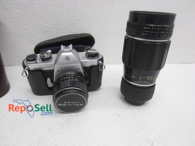 Lot 31-6097 - Asahi Pentax Spotmatic Camera &amp; Takumar Lense - Both w/Case