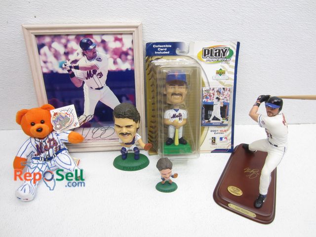 Lot 31-5203 - Mike Piazza NY Mets Collection: Includes Danbury Mint Statue, etc.