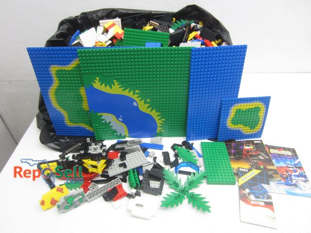 Lot 31-8486 - Large Lot of Legos