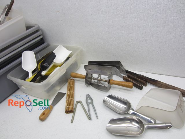 Lot 31-4162 - Restaurant Kitchenware Lot: (5) Bus Tubs, Spatulas, Scoops etc